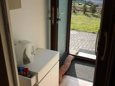 Rollwagen mit Gewürzregal, Wasserkocher, Toaster im Küchenbereich