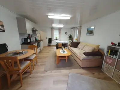Apartment mit Küche, Sitzgelegenheiten und Bett