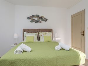 23930510-Zimmer-2-Hvar-300x225-1