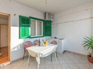 23940410-Zimmer-3-Makarska-300x225-2