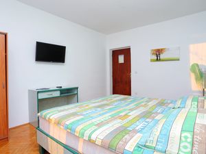 23932999-Zimmer-2-Makarska-300x225-1