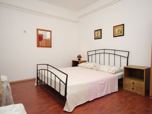 23926792-Zimmer-2-Mali Lošinj-300x225-2