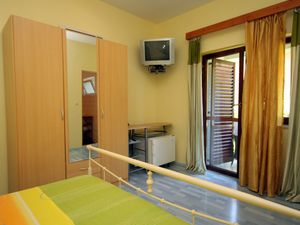 23926793-Zimmer-2-Mali Lošinj-300x225-1