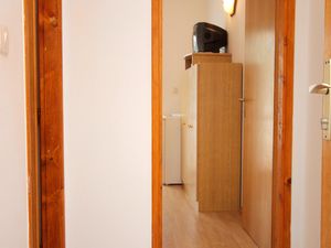 23928481-Zimmer-2-Njivice-300x225-5