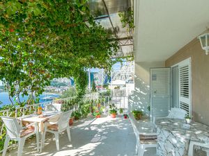 23940645-Zimmer-3-Omiš-300x225-1