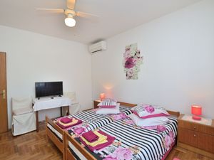 23946252-Zimmer-3-Poreč-300x225-2