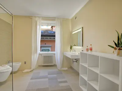 Badezimmer mit Dusche