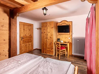 Doppelbett mit Schrank und TV Zimmer Watzmannhaus