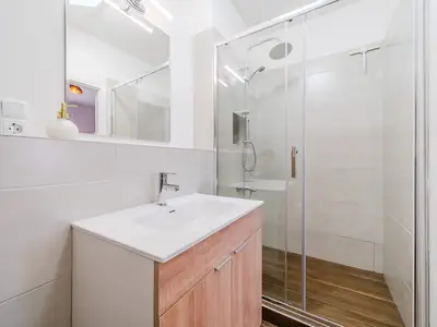 Badezimmer mit Dusche