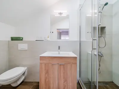 Badezimmer mit Dusche