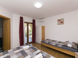 23943985-Zimmer-3-Starigrad-Paklenica-300x225-4