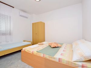 23943526-Zimmer-3-Starigrad-Paklenica-300x225-1