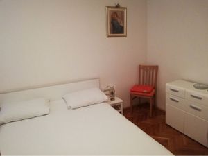 23943141-Zimmer-2-Trogir-300x225-3