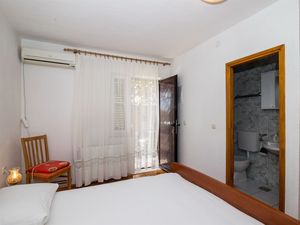 23943142-Zimmer-2-Trogir-300x225-3