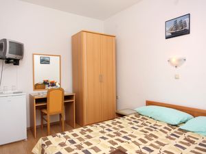 23928427-Zimmer-2-Vrbnik-300x225-1