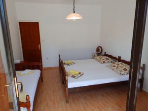 Zimmer für 3 Personen (19 m²) in Žuljana